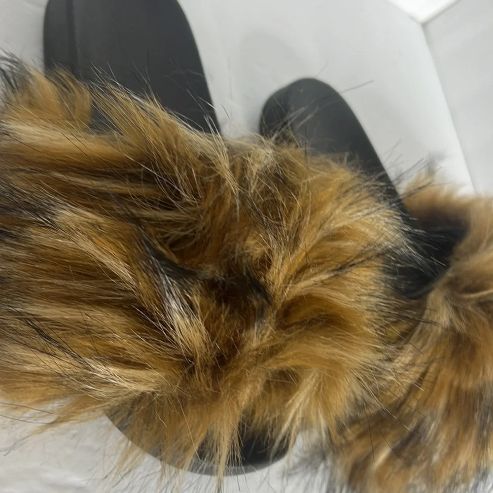 WOMANS FURRY SLIP ON SANDALS SIZE 7
